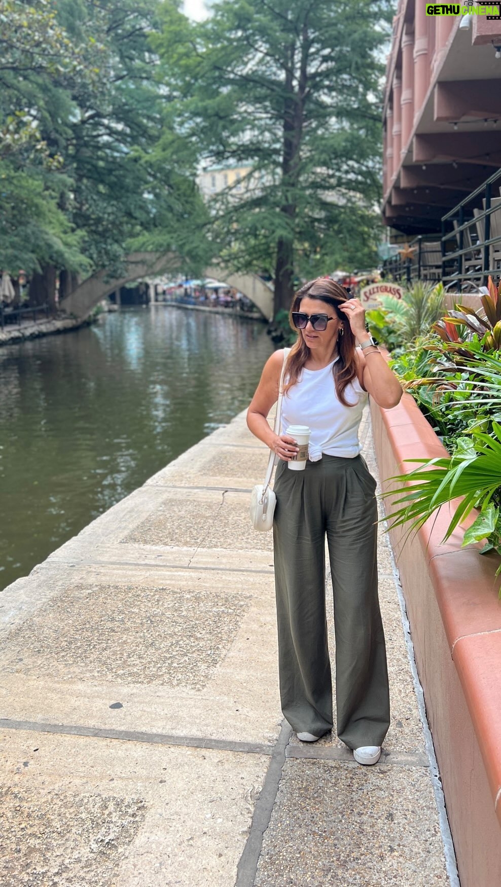 Ivette Vergara Instagram - Tener la oportunidad de viajar a San Antonio, Texas, con mi hijo fue un regalo inesperado ✨ En cada rincón de la ciudad, encontramos momentos para conversar, compartir risas, disfrutar juntos y sorprendernos mutuamente. Aunque hemos viajado antes, redescubrir una ciudad completamente nueva para ambos nos permitió conectarnos de una manera especial y apreciar aún más el tiempo que pasamos juntos. Estuvimos en El Álamo, este icónico lugar es esencial para comprender la historia de Texas. Caminando por allí, pudimos sentir la resonancia de los eventos pasados y entender su importancia. Un rincón encantador en el corazón de la ciudad es el Paseo del Rio….caminamos por sus senderos, admirando la arquitectura y disfrutando de las vistas del río. La gastronomía de San Antonio es excepcional.✨ imperdible la barbacoa texana y los tacos de desayuno. Para el postre, sonde pierdan los churros, que nunca decepcionan!! Nuestro viaje fue una combinación perfecta de aprendizaje histórico, delicias culinarias y calidad de tiempo juntos. San Antonio es, sin duda, una ciudad que vale la pena visitar… ¿Han vivido experiencias similares? ¡Compartan sus historias! 💕 🎽👖: #ivettevergaracollection 👟: @karllagerfeld #SanAntonioConMiHijo #MomentosInolvidables #mamaehijo #DescubriendoTexas #SanAntonioAdventures #Viaje #DescubreTexas #HistoriaYTradición #GastronomíaTexana #PaseoDelRíoMagia #riverwalk #ConexiónEnViaje #ElÁlamoHistorias #ExplorandoJuntos