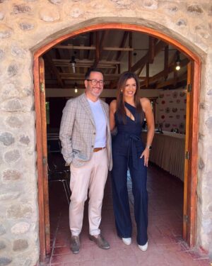 Ivette Vergara Instagram - Aprovecha el día….No dejes que termine sin haber aprendido un poco, sin haber alimentado tus sueños…no pierdas tiempo enumerando tus pesares…enumera tus alegrías!!!! Cada día mereces ser un poco más feliz❤️

* Look : @majo_olas 
👗: @vestidosunique
💄: @oscarbravo_a 
💇🏻‍♀️: @sritanino y @samuelrubio_oficial 
💆🏻: @esteticamelissaguzman 
💅: @frenchbeautychile 
💍: @pamelalobosjoyaspl 

#sueña #aprende #vive #momentos #felicidad #mexico #usa #colombia #chile #peru #momentosfelices #alegrias #sefeliz