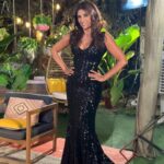 Ivette Vergara Instagram - Momentos de intensa felicidad, esos son los que se atesoran en el ❤️ cada momento es especial y nosotros podemos crearlo…y lo hicimos!!! ❤️ Sé el protagonista de la historia que te quieras contar🙏🏼Descubre tu mejor versión!!❤️ *Para las que me pidieron fotos de los 4 vestidos acá se las dejo!! Cuál te gusto más? Las leo 🙋🏻‍♀️ Look : @majo_olas 👗: @makarena_montaner y @victormc_queen 💄: @oscarbravo_a 💇🏻‍♀️: @sritanino y @samuelrubio_oficial 💆🏻: @esteticamelissaguzman 💅: @frenchbeautychile 💍: @pamelalobosjoyaspl #festival #patagual #festivaldelhuasoolmue #fiesta #chile #chilenidad #raices #identidad #chilena