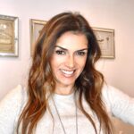 Ivette Vergara Instagram - ¡Alguien más ama una linda mirada??… yoooooo🤣 por eso cuido tanto mis cejas porque siento son el marco de nuestro rostro!!! Así que hoy dije vamos a cuidarlas!!! Y acá estamos lista para un gran fin de semana!!! ❤️❤️🔥🔥El Microblading es tan sutil que me encanta pero debes elegir una profesional y experta como @paulybrows.cl que te dejará una mirada que no pasará inadvertida Y… ¿sabes qué es genial después? Mi Serum nutritivo para pestañas y cejas que es Vegano y el único aprobado por oftalmólogos, compatible con extensiones, lifting y por supuesto Microblading ¿Lista para el cambio? 😉¿Cejas y pestañas envidiables? Tengo la fórmula ideal!!! Te asesoro con mucho ❤️ ESCRÍBEME AL 56958414119 💕 #MiradaNatural #microbladingcejas#ConsejosDeAmiga #CambiaTuMirada #SaludYBelleza #CejasPerfectas #MiradaImpactante #CejasDeEnsueño #Transformatumirada #lash&brow #pestañasycejas #microblading #serum #nutricionpestañas