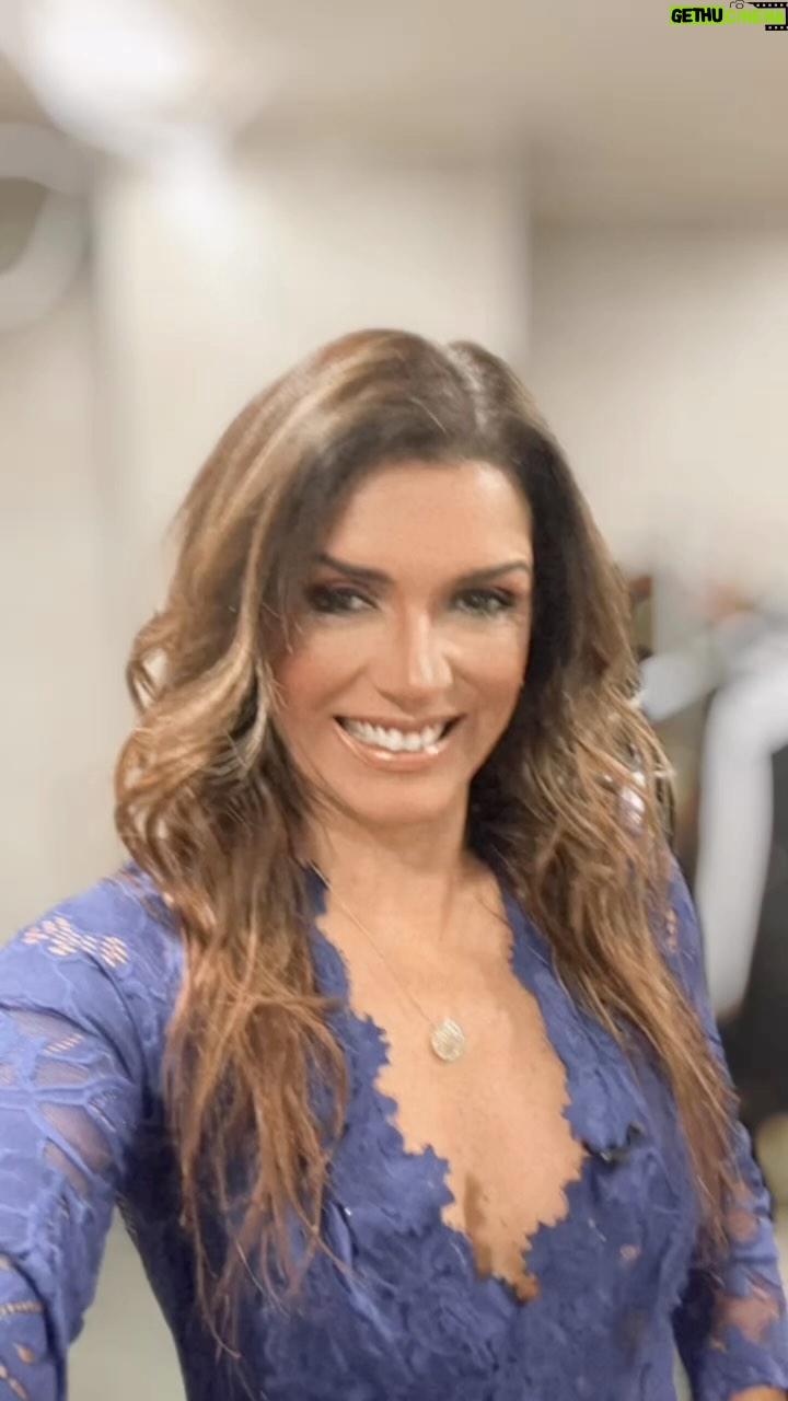 Ivette Vergara Instagram - Cada día doy gracias a Dios, no solo por los retos y logros, sino también por las oportunidades, las lecciones que a veces vienen disfrazadas de obstáculos…mis trabajos me apasionan, mis equipos me inspiran y en mi gran compañero @fuentesilva encuentro apoyo y lealtad…cada ocasión que trabajamos juntos siento que saco mi mejor versión, agradecida de cada momento, lo bueno y lo difícil, porque todo contribuye a mi crecimiento y propósito…ser cada día una mejor persona ✨🙏🏼 👗: @vestidosunique #trabajo #equipo #compañeros #mimejorversion #bendiciones #agradecida #Dios #aprendizaje #crecimiento #metas #sueños #propositos