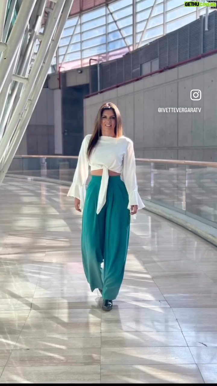 Ivette Vergara Instagram - De cero a glam en minutos ✨ Al igual que con el maquillaje, la magia del emprendimiento comienza con un lienzo en blanco y la valentía para dar el primer paso. ..así comenzó mi historia hace 3 años sin saber nada de negocios ni emprendimiento, pero con la convicción y decisión de lograr mis sueños y metas…no hay fórmula secreta más que trabajo, disciplina y perseverancia.. No importa si estás empezando o ya tienes experiencia, cada pincelada, cada decisión, te acerca más a la obra maestra que estás creando…a la vida de tus sueños ¿Estás Lista para comenzar tu transformación? Recuerda que la vida que quieres…Sólo de ti depende…NO ESPERES MÁS Y TOMA ACCIÓN❤️🔥 #TransformacionDeBelle #MaquillajeMagico #EmprendimientoCreativo #PasoAPaso #MiHistoriaDeExito #BeautyJourney #GlamLook #EmprendeConEstilo #BrillaConTuPropioLuz #mexico #usa #chile #argentina #peru # colombia #inspiraciondedomingo #beautyreel#makeupmagic #emprendetuhistoria”