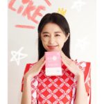 Ivy Shao Instagram - 即將到來的母親節， 你們準備送給媽媽什麼禮物呢？ 除了給媽媽愛的擁抱外， 還有不間斷的美麗 @uruhime.momoko.official 媽媽一整年的微笑由我買單 🧏🏻‍♀️ #momo #神經醯胺 #潤姬桃子