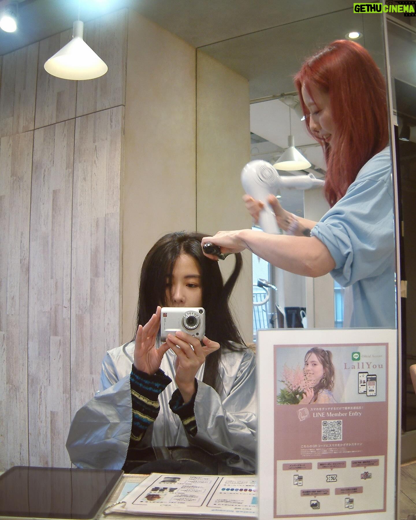 Ivy Shao Instagram - 東京染髮初體驗✨ 謝謝Mika幫我約染頭髮, 在東京去髮廊是預約制居多的, 某天微微的細雨裡, 興致一來,馬上google了髮廊就直接想去染頭髮, 當然換來無數次的失敗, (大概四次,走了快一小時的路) 回應都是「すみません...難しい」 當天我背下了這個讀音, 回家唸給翻譯機聽以後才知道, 「抱歉呀,很難。」 果然是不能這樣衝動前往髮廊的! 以後想要在日本弄頭髮,請記得預約🤓 髮型有非常多種分類, 各種剪染燙髮的日文要先提前查好喔! 彼女たちは綺麗で優しいです (希望有打對)(目前程度)🥹