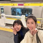 Ivy Shao Instagram - 說要拍到電車才可以，自己還笑場的 @chietanaka817 怎麼這麼可愛啊！！ 東京二次見面， 越認識越喜歡又熟悉的日本朋友❤️ 在班上可以說，等下下課跟朋友有約， 有點拉風（？）有嗎？☺️