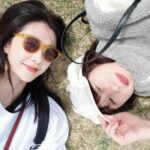 Ivy Shao Instagram – 今天才是入學第一天，
前幾天妹妹和經紀人都陪著我飛來，
幫我整理準備了一切，也一起玩了幾天，
到現在才是真的一個人在家，
那樣安安靜靜的日本行，
一進家門看到妹妹留下的字條差點爆淚，
本打算獨自隻身前往的我，
卻被兩個牡羊座徹底照顧著。
在一個完全沒有基礎的語言下生活，
突然再一次練習獨立，既緊張又期待。
謝謝愛護我的兩位，這趟旅程換我獨自前行。

#日本語はよくわかりません
#最常講的一句話
#放假充電開始
#麻煩留言請回日文😂