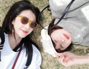 Ivy Shao Instagram - 今天才是入學第一天，
前幾天妹妹和經紀人都陪著我飛來，
幫我整理準備了一切，也一起玩了幾天，
到現在才是真的一個人在家，
那樣安安靜靜的日本行，
一進家門看到妹妹留下的字條差點爆淚，
本打算獨自隻身前往的我，
卻被兩個牡羊座徹底照顧著。
在一個完全沒有基礎的語言下生活，
突然再一次練習獨立，既緊張又期待。
謝謝愛護我的兩位，這趟旅程換我獨自前行。

#日本語はよくわかりません
#最常講的一句話
#放假充電開始
#麻煩留言請回日文😂