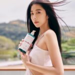 Ivy Shao Instagram – 那天有一陣香氣迎風而來，
像遍地薔薇般的溫柔香氣，
吸引了我的好奇心探去，
原來是妳，
柔軟飄逸又光澤的髮絲輕輕揚起，
我的笑容也逐漸燦爛。

森歐黎漾的水漾薔薇女孩，
是妳也是我和我們。

@saholea.shl