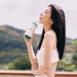 Ivy Shao Instagram – 那天有一陣香氣迎風而來，
像遍地薔薇般的溫柔香氣，
吸引了我的好奇心探去，
原來是妳，
柔軟飄逸又光澤的髮絲輕輕揚起，
我的笑容也逐漸燦爛。

森歐黎漾的水漾薔薇女孩，
是妳也是我和我們。

@saholea.shl