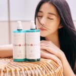 Ivy Shao Instagram – 那天有一陣香氣迎風而來，
像遍地薔薇般的溫柔香氣，
吸引了我的好奇心探去，
原來是妳，
柔軟飄逸又光澤的髮絲輕輕揚起，
我的笑容也逐漸燦爛。

森歐黎漾的水漾薔薇女孩，
是妳也是我和我們。

@saholea.shl