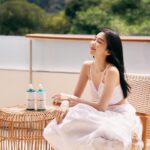 Ivy Shao Instagram – 那天有一陣香氣迎風而來，
像遍地薔薇般的溫柔香氣，
吸引了我的好奇心探去，
原來是妳，
柔軟飄逸又光澤的髮絲輕輕揚起，
我的笑容也逐漸燦爛。

森歐黎漾的水漾薔薇女孩，
是妳也是我和我們。

@saholea.shl