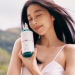 Ivy Shao Instagram – 那天有一陣香氣迎風而來，
像遍地薔薇般的溫柔香氣，
吸引了我的好奇心探去，
原來是妳，
柔軟飄逸又光澤的髮絲輕輕揚起，
我的笑容也逐漸燦爛。

森歐黎漾的水漾薔薇女孩，
是妳也是我和我們。

@saholea.shl