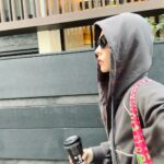 Ivy Shao Instagram – わたしは毎日歩いて学校へ行きます. 

路上總是遇到一群放學的中學女生，
笑得開心互相在JR前互相道再見，
第一個星期開滿櫻花的道路上，
經過了兩天的雨，全部都掉了下來。
在JR裡，拿來拍大頭照的地方，我也拍了一張紀念。

今天闖進了被公司包場的餐廳，
一進門像是成了特別嘉賓似的，
每個人睜大了眼睛直盯著我看，大概是在想「誰ですか？」

其實每天都好忙，腦袋不停轉，
轉眼也已經來了快兩星期，
每天都去店裡面找家用品，試圖用日文練習對話，
總是講的很慢的我，幸好大家很溫柔呢👼🏻

#遊學日誌