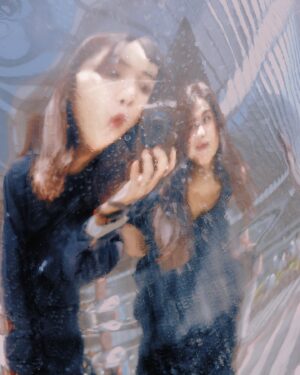 Ivy Shao Instagram - ㄧ步步把五感慢慢開啟的時刻，
像是輕輕飄在空中的羽毛，緩緩地往地面躺下。
不知怎麼，心理上的疲勞也被河流越載越遠了…

#teamlab