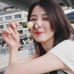 Ivy Shao Instagram - 剛上線本想發個文， 正好看見搞笑影片群組的朋友留言給我， 因為我一整天都沒點開她的留言， 故事如下 她：「Are u ok?」 「你睜開眼看看你愛的猴子啊」 我：「我在京都吃團子，忙得要命」 她：「那就沒什麼好擔心了」 The end 我們繼續傳搞笑影片，沒有對話了。 莫名一股暖流啦， 原來當有一件事， 妳總是想起一個人， 會與她分享成了一種習慣， 那習慣就是～有點浪漫不會說啦！ By the way 只是覺得可愛的照片