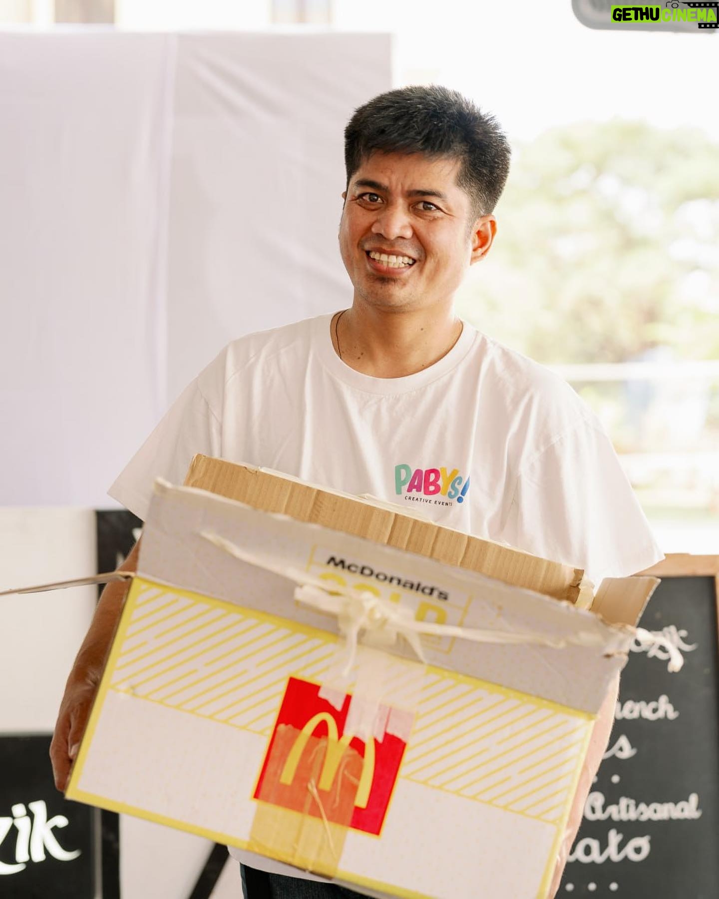 Iza Calzado Instagram - McDonald’s filled our bellies with Crispy Chicken Mcdo, orange juice, and happy meals for our happy girls! 🍗🥰 Thank you for being a part of Dia de la Deia! 🤍