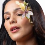 Iza Calzado Instagram – Faces and Flora. 💐

These Masterpieces of art by @janvmayo were created with UP Diliman Institute of Biology and the Philippine Taxonomic Initiative to bring to light our country’s native and endemic flora.

“Melochia umbellata, commonly known as labayo, is a native tree found in the Philippines. The epithet of its scientific name comes from the Latin word “umbellatus” which means umbel-like. However, unlike what its name suggests, the labayo has corymb inflorescence or flat-topped flower arrangement.”

“Crateva religiosa, commonly known as salingbobog, belongs to the Caper family. Salingbobog is a naturally occurring tree in the Philippines. It inhabits inundated forests and is usually found in low-elevated areas and rarely seen in places with medium elevations. During its flowering season in summer, the salingbobog shows various colors as it blooms.”

If you’d like to visit the exhibition, it is located at the Upper Courtyard of the National Museum of Natural History! Open Tuesdays to Sundays, 9 AM to 5 PM. Free admission, too! 🤗