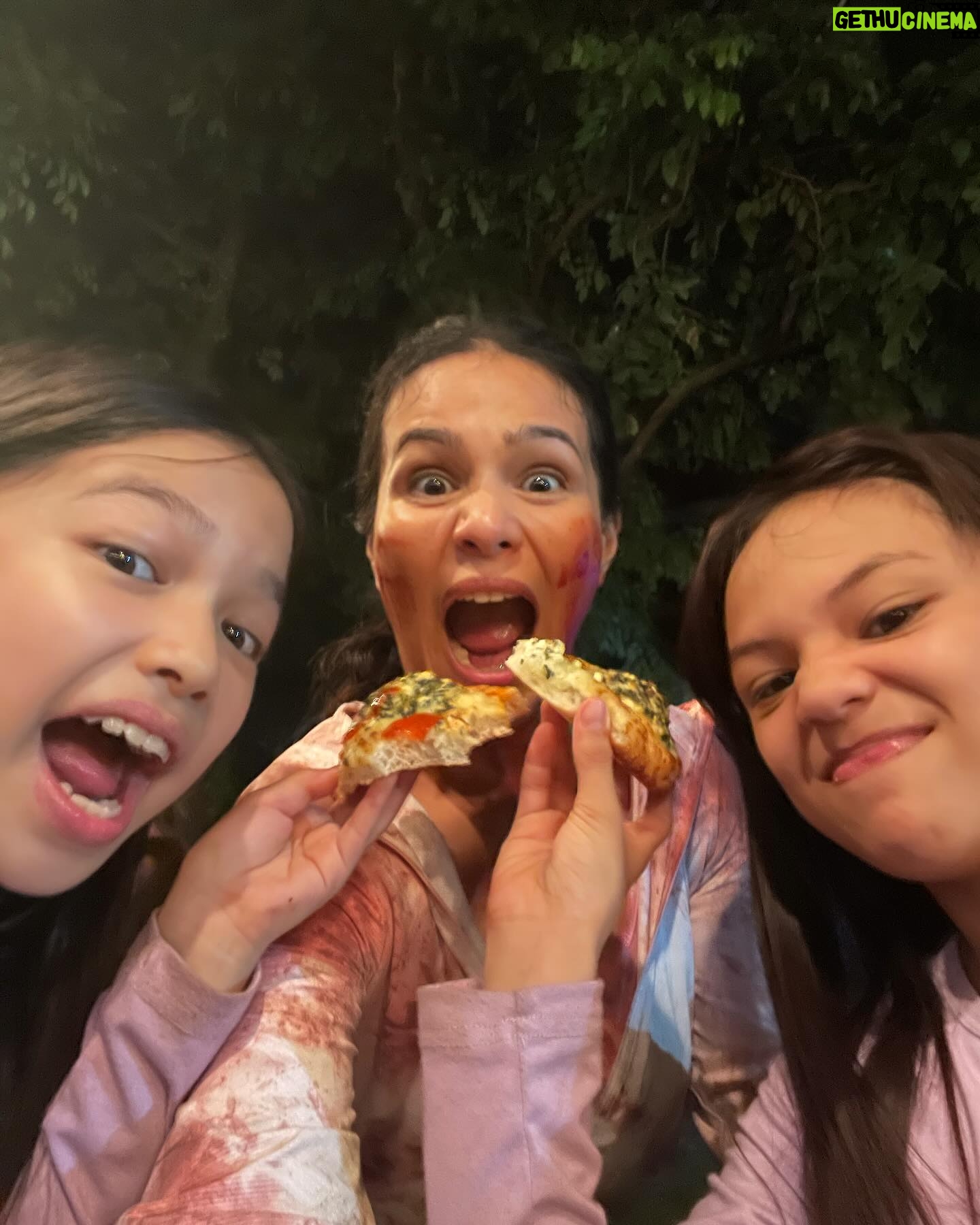 Iza Calzado Instagram - Sa huling gabi ng pakikipag sagupaan namin kay Gary the Goat, ang naging kakampi namin ay ang @angelspizzaph ❤️ Thank you for spoiling our tummies and helping us fight the good fight that night! 🍕
