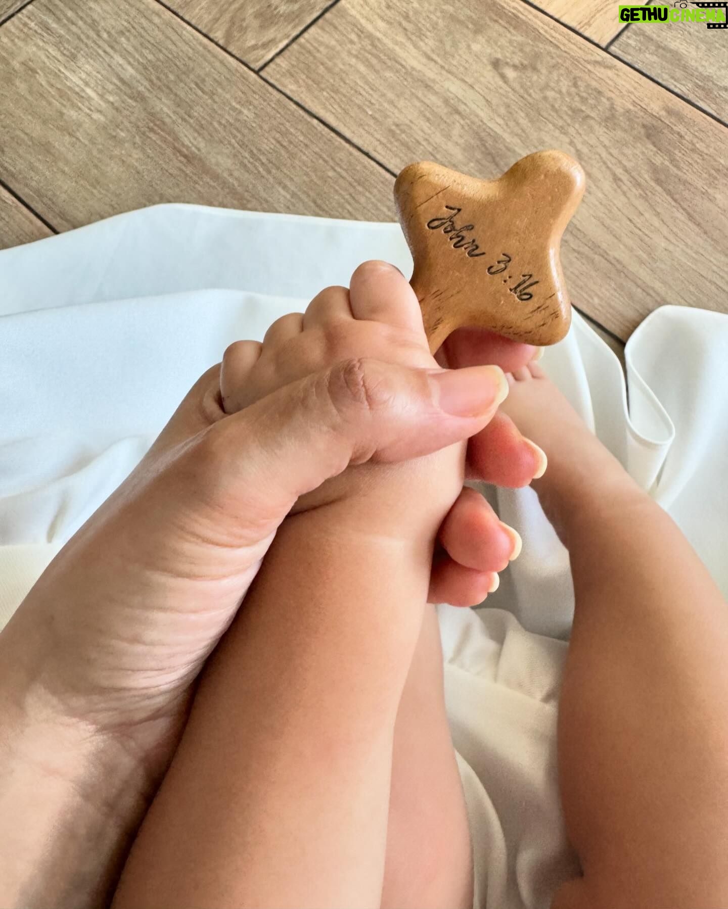 Iza Calzado Instagram - Easter is a day filled with joy and hope as we celebrate the victory of light over darkness. It is a reminder of God’s love for all of us. I am reminded of God’s promise and love as I look back at this photo I took holding this cross on the plane to the Leni-Kiko rally in Davao in 2022. I was not in a good place then. My prayer, at that time, was that He leads me to the path best for me. A few months after, I found out I was carrying life inside me. The answer could not be any clearer. Today, I am blessed with a loving and healthy child in my life who is a reminder of how great God’s love is. This cross reminds me that God is faithful. Full of joy and hope in my heart, I pray I get to glorify His name in all that I do. Thank You Lord, for saving me. 🙏🏽
