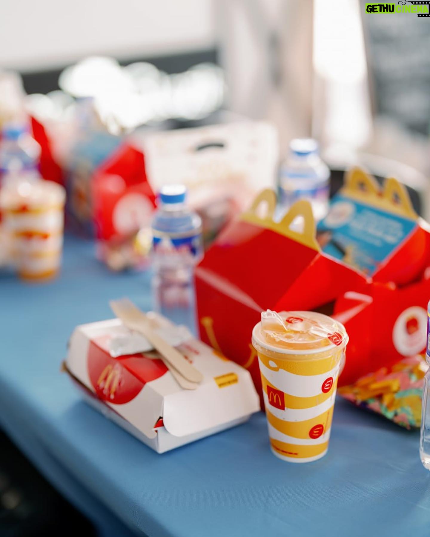 Iza Calzado Instagram - McDonald’s filled our bellies with Crispy Chicken Mcdo, orange juice, and happy meals for our happy girls! 🍗🥰 Thank you for being a part of Dia de la Deia! 🤍