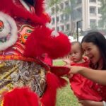 Iza Calzado Instagram – February brought about a lot of firsts for Deia and here are some of them plus a few cute random moments with our dearest daughter. 😌

Photo 1: Deia ushers her for Chinese New Year sees her first big dragon 🐉 
Photo 2: Deia waving hi to the dragon 👋🏽 
Photo 3: First Valentine’s with Ninang Cheska and her grand daughter Kira. Wearing outfit from Tita Celine. 
Photo 4: Bags?!? oh nooooo!!! Wag muna, anak!!! 😅 wearing cousin Maia’s cute polka outfit!!! 🥰
Photo 5: Clothes shopping and this time with Deia actually walking around the store! 🛍️ 
Photo 6: Peek-a-boo! Deia’s favorite game! 🙈 🙉 
Photo 7: First time on the Zumba dance floor! 💃🏻 
Photo 8 First time on the padel court! 🎾 
Photo 9: Our first international flight with our baby girl! ✈️ 
Photo 10: Keeping Deia busy in the plane. Thank God Daddy is resourceful! 😂