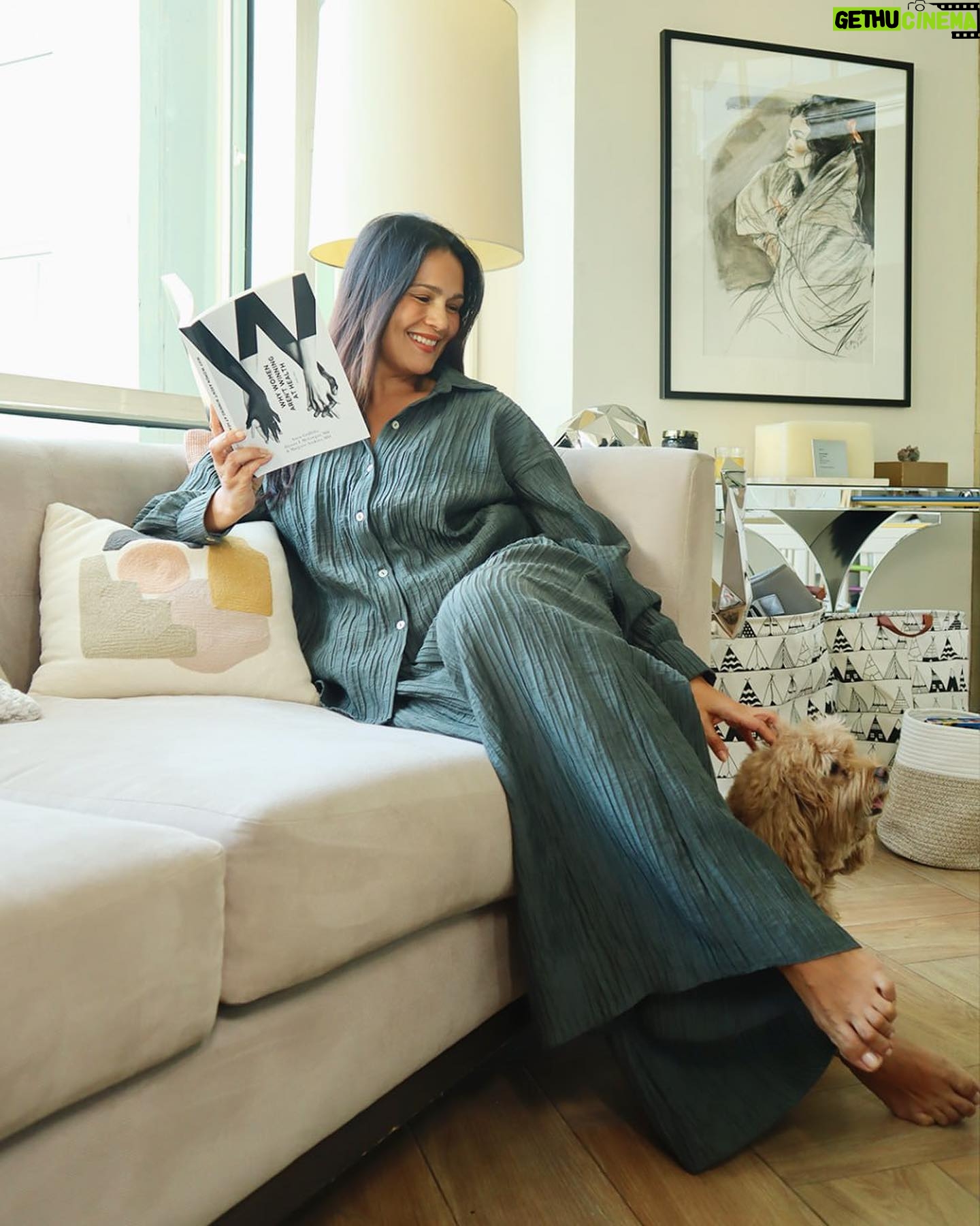 Iza Calzado Instagram - Must admit, the holiday season has been a LOT! Who else canβt wait to chill and read a good book after the Holidaaaaze?!? ππ½ββοΈ