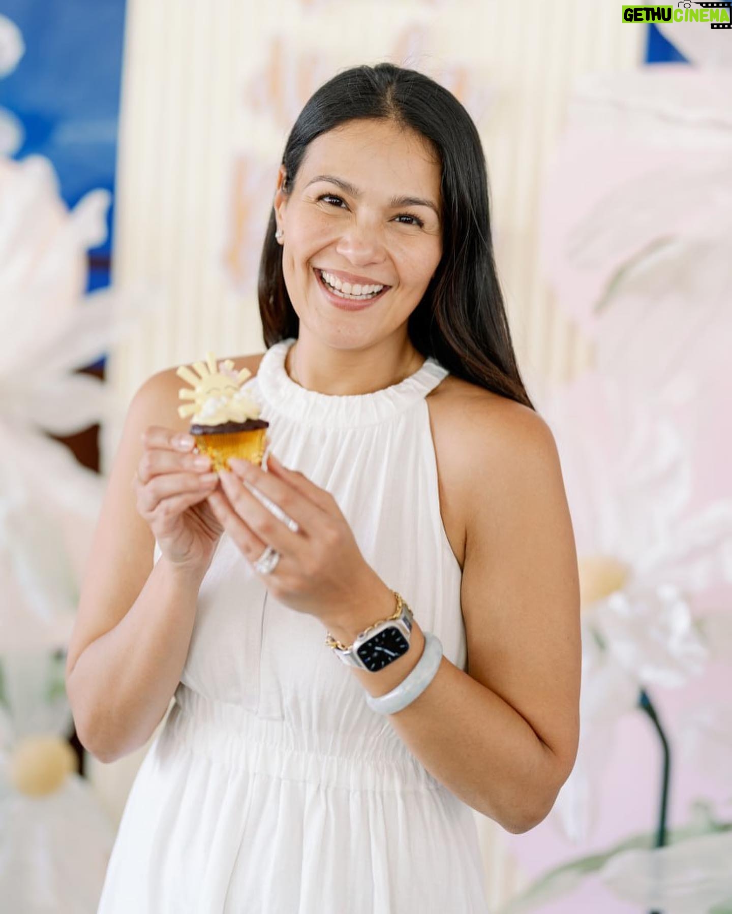 Iza Calzado Instagram - Sunny cakes for our sunniest baby girl 🌞 @cupcakelab.ph always makes the best and cutest cakes for our family gatherings 🥰🎂