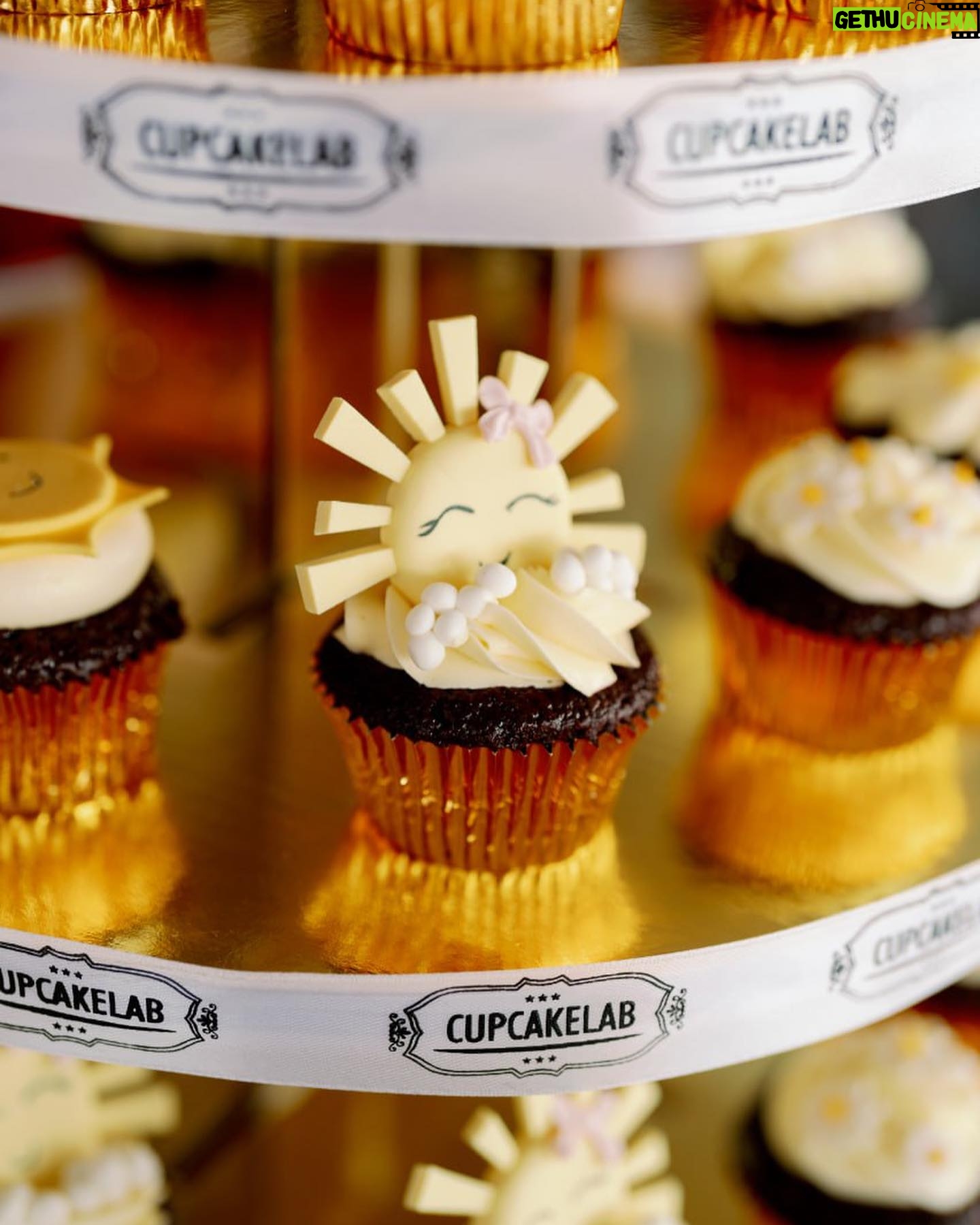 Iza Calzado Instagram - Sunny cakes for our sunniest baby girl 🌞 @cupcakelab.ph always makes the best and cutest cakes for our family gatherings 🥰🎂