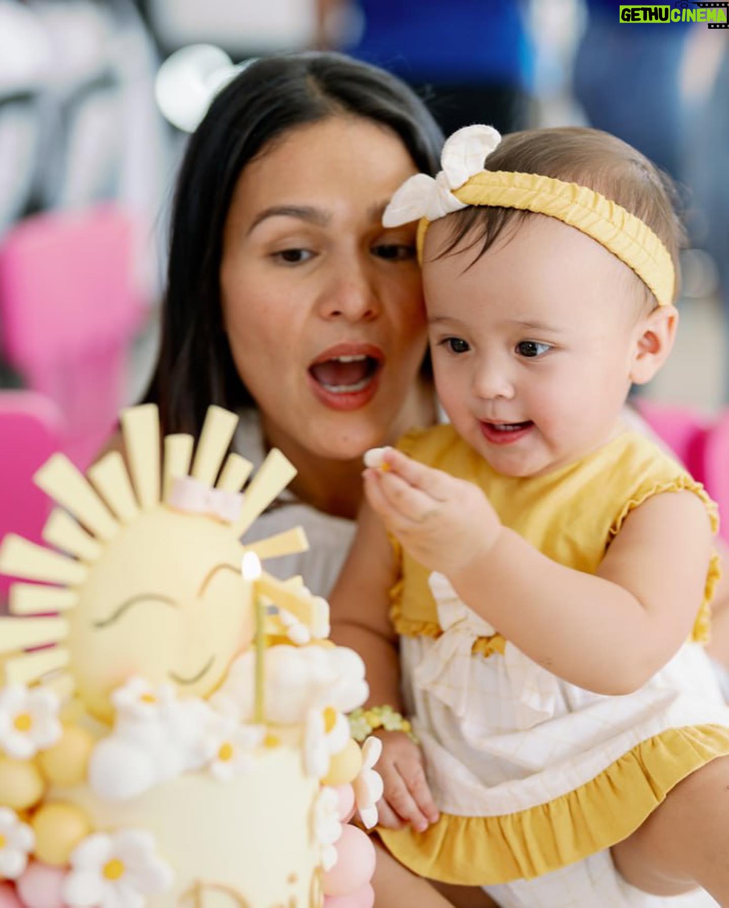 Iza Calzado Instagram - Sunny cakes for our sunniest baby girl 🌞 @cupcakelab.ph always makes the best and cutest cakes for our family gatherings 🥰🎂