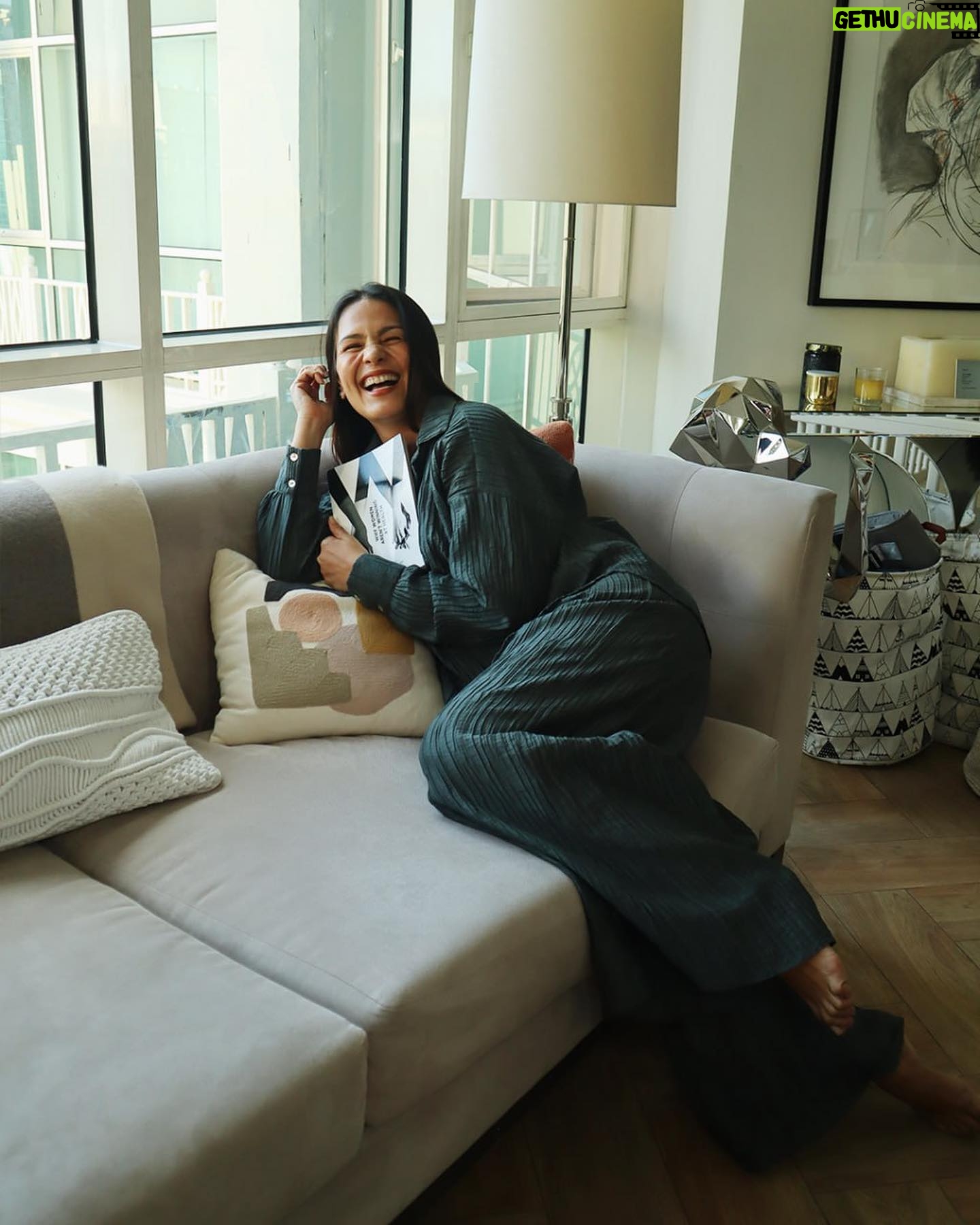 Iza Calzado Instagram - Must admit, the holiday season has been a LOT! Who else canβt wait to chill and read a good book after the Holidaaaaze?!? ππ½ββοΈ