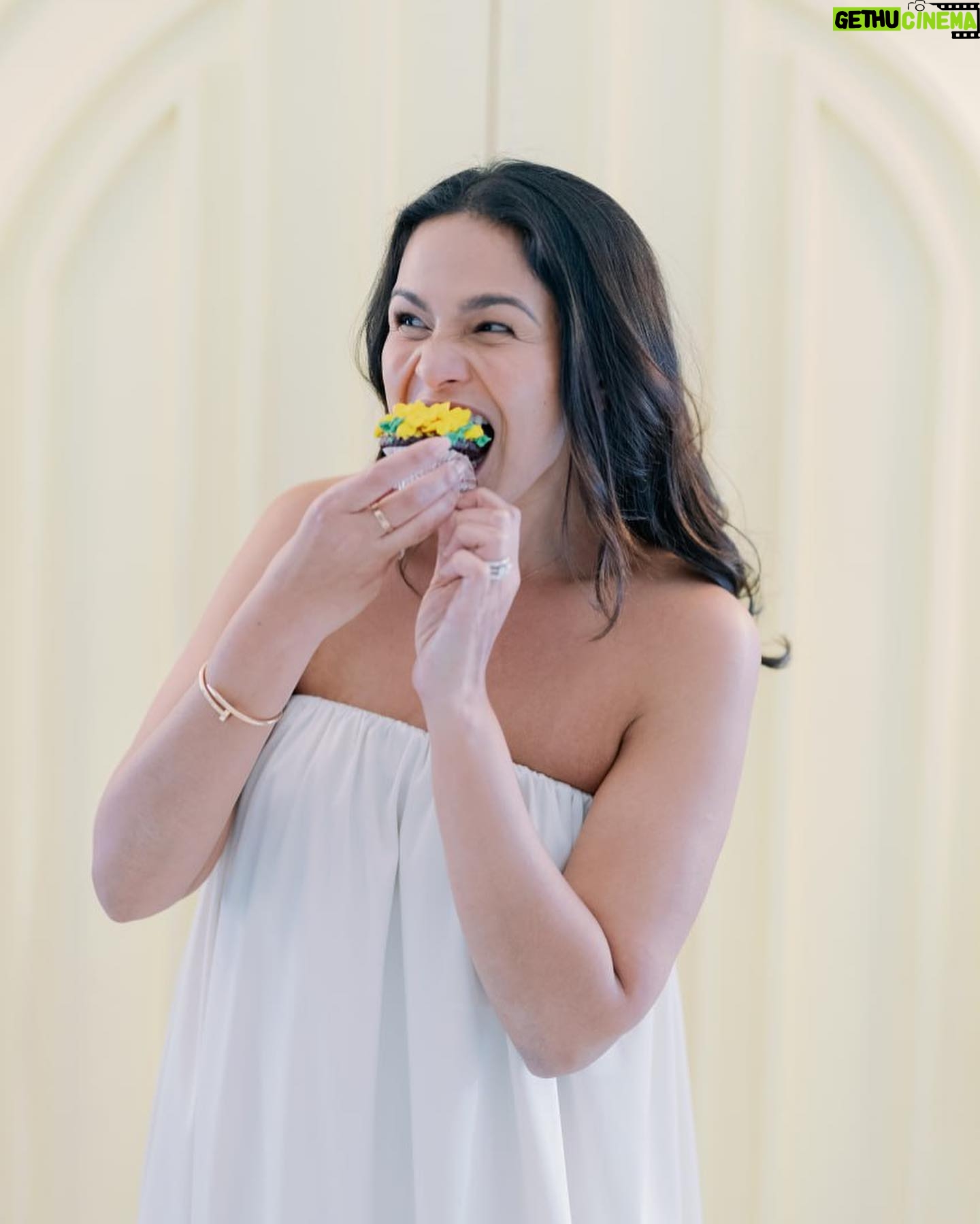 Iza Calzado Instagram - What makes a celebration sweeter and special is cake or, in this case, cupcakes and a bunch of cakes! Thank you @cupcakelabph for spiking our hearts and tummies with delicious desserts and helping us surprise Ralph and Bianca with a wedding cake! 🍰
