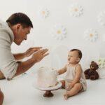 Iza Calzado Instagram – ‘Deia – go smash smash on the cake..!’

(She grabs her first handful of cake and tries to put it in her mouth.. parents, yayas and photographer all scream…)

Super fun doing a cake-smash shoot! 🎂

📷 @storkstudio 
🍰 @cupcakelabph