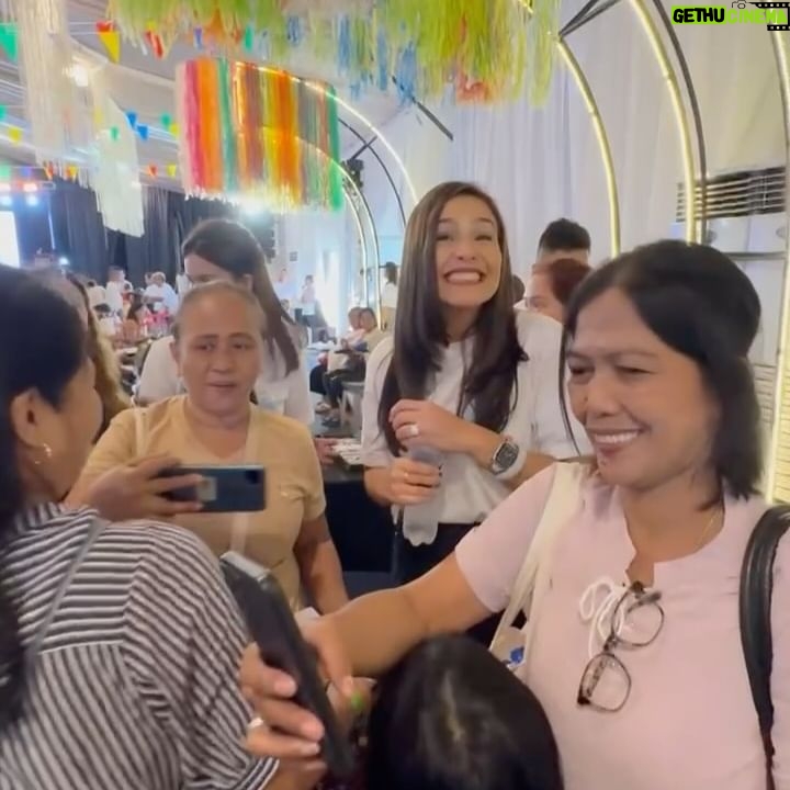 Iza Calzado Instagram - Tingráw Last April 23, a series of events were held in Naga to celebrate the youth, the women and the people of Naga. It also happened to be a day to celebrate the birthday of one amazing woman who hails from Naga named @attylenirobredo 💖 Tingráw, the name of the event, Is a Bicolano word that has several meanings to it and some that I love is “to bloom” “strength” “hope” and that day I felt all these as I took part in the events that @angatbuhay held on that day. To witness how efficiently and effectively the team executed the events amazed me. Ang galing ng team @raffymagno at lahat ng volunteers. Saludo ako! The day started with Matino at Mahusay, a youth summit where I was able to be part of a panel discussion on volunteerism and civic engagement led by @aikarobredo with my partners from @shetalksasia Lakas ng Kababaihan came next and there were 800 mothers who were pampered for the day. From having their nails done, to eye check ups, to massage, having photos taken and more — our nanays were given a day off to take the time to put themselves first. Partners like @belo_essentials @cocacolaph @viviansarabiaoptical and more were very generous with their support. Ang sarap makita ang mga ngiti ng ating super nanays! To cap off the series of events, a concert was held where local talent were given the chance to showcase their gifts and there were artists from Manila who flew in to celebrate the birthday of our beloved Ma’am Leni. You can really feel the love, respect and adoration people have for her. The more time I spend with you, the more I appreciate you for the human being and the leader that you are. Buhay na buhay ang pag asa dahil sa mga taong katulad mo. Thank you for existing and thank you for allowing me to be part of your celebration! Happy Birthday! Mabuhay ka, Kumare @lenirobredo 💖