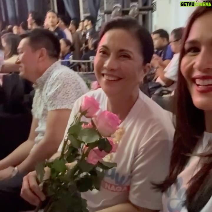 Iza Calzado Instagram - Tingráw Last April 23, a series of events were held in Naga to celebrate the youth, the women and the people of Naga. It also happened to be a day to celebrate the birthday of one amazing woman who hails from Naga named @attylenirobredo 💖 Tingráw, the name of the event, Is a Bicolano word that has several meanings to it and some that I love is “to bloom” “strength” “hope” and that day I felt all these as I took part in the events that @angatbuhay held on that day. To witness how efficiently and effectively the team executed the events amazed me. Ang galing ng team @raffymagno at lahat ng volunteers. Saludo ako! The day started with Matino at Mahusay, a youth summit where I was able to be part of a panel discussion on volunteerism and civic engagement led by @aikarobredo with my partners from @shetalksasia Lakas ng Kababaihan came next and there were 800 mothers who were pampered for the day. From having their nails done, to eye check ups, to massage, having photos taken and more — our nanays were given a day off to take the time to put themselves first. Partners like @belo_essentials @cocacolaph @viviansarabiaoptical and more were very generous with their support. Ang sarap makita ang mga ngiti ng ating super nanays! To cap off the series of events, a concert was held where local talent were given the chance to showcase their gifts and there were artists from Manila who flew in to celebrate the birthday of our beloved Ma’am Leni. You can really feel the love, respect and adoration people have for her. The more time I spend with you, the more I appreciate you for the human being and the leader that you are. Buhay na buhay ang pag asa dahil sa mga taong katulad mo. Thank you for existing and thank you for allowing me to be part of your celebration! Happy Birthday! Mabuhay ka, Kumare @lenirobredo 💖