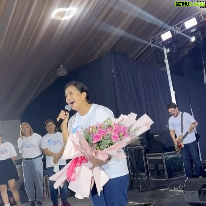 Iza Calzado Instagram - Tingráw Last April 23, a series of events were held in Naga to celebrate the youth, the women and the people of Naga. It also happened to be a day to celebrate the birthday of one amazing woman who hails from Naga named @attylenirobredo 💖 Tingráw, the name of the event, Is a Bicolano word that has several meanings to it and some that I love is “to bloom” “strength” “hope” and that day I felt all these as I took part in the events that @angatbuhay held on that day. To witness how efficiently and effectively the team executed the events amazed me. Ang galing ng team @raffymagno at lahat ng volunteers. Saludo ako! The day started with Matino at Mahusay, a youth summit where I was able to be part of a panel discussion on volunteerism and civic engagement led by @aikarobredo with my partners from @shetalksasia Lakas ng Kababaihan came next and there were 800 mothers who were pampered for the day. From having their nails done, to eye check ups, to massage, having photos taken and more — our nanays were given a day off to take the time to put themselves first. Partners like @belo_essentials @cocacolaph @viviansarabiaoptical and more were very generous with their support. Ang sarap makita ang mga ngiti ng ating super nanays! To cap off the series of events, a concert was held where local talent were given the chance to showcase their gifts and there were artists from Manila who flew in to celebrate the birthday of our beloved Ma’am Leni. You can really feel the love, respect and adoration people have for her. The more time I spend with you, the more I appreciate you for the human being and the leader that you are. Buhay na buhay ang pag asa dahil sa mga taong katulad mo. Thank you for existing and thank you for allowing me to be part of your celebration! Happy Birthday! Mabuhay ka, Kumare @lenirobredo 💖