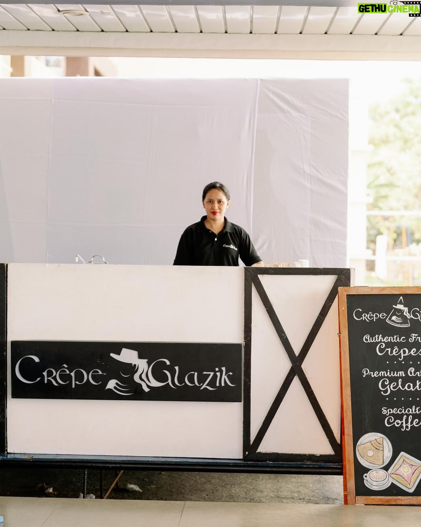 Iza Calzado Instagram - Crepe’s anyone? 😋 Nothing else makes full tummy’s even more satisfying than having Crepes for dessert! Thank you so much Crepe Glazik for satisfying our sweet tooth after a whole day of dancing and singing together! 🙌🏻