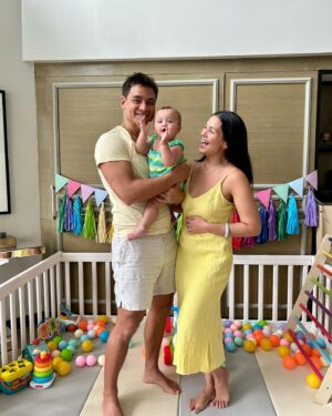 Iza Calzado Instagram - It’s been a blissful 10 months with our bundle of joy, Deia Amihan! 🌻💝 

Mahal na mahal ka namin, anak! 💘