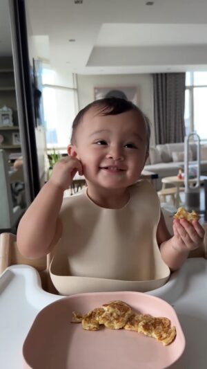 Iza Calzado Instagram - Hope that this delightful dose of Deia puts a smile on your face today! Happy Mon-Deia! 👶🏻🤗🥰

#DeiaAmihan