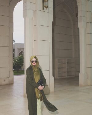 Izara Aishah Instagram - Pergi ke kedai nak beli tudung, 
Kedai tutup. 

Amara instant Hijab @izaraworld