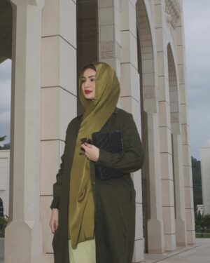 Izara Aishah Instagram - Pergi ke kedai nak beli tudung, 
Kedai tutup. 

Amara instant Hijab @izaraworld