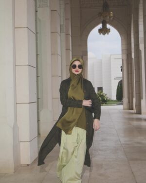 Izara Aishah Instagram - Pergi ke kedai nak beli tudung, 
Kedai tutup. 

Amara instant Hijab @izaraworld