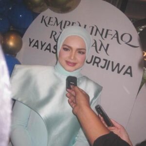 Izara Aishah Instagram - Macam pakai phone nokia
