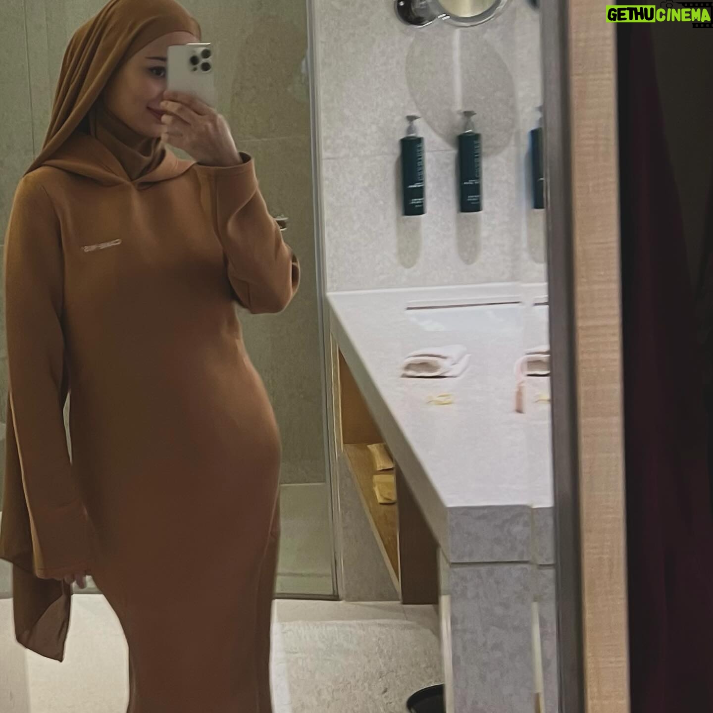 Izara Aishah Instagram - Hoodie dress @cakenis and instant hijab Eid @izaraworld Both will be at mitec kl @absolutbazaar 💋