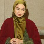 Izara Aishah Instagram - Kak..Boleh saya copyright? Alaia Instant tudung @izaraworld Dress hijau tya bagi Outerwear orang bagi Spec pinjam kawan Bag photographer punya Kasut beli Kat kedai pakmat tempe