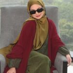 Izara Aishah Instagram - Kak..Boleh saya copyright? Alaia Instant tudung @izaraworld Dress hijau tya bagi Outerwear orang bagi Spec pinjam kawan Bag photographer punya Kasut beli Kat kedai pakmat tempe