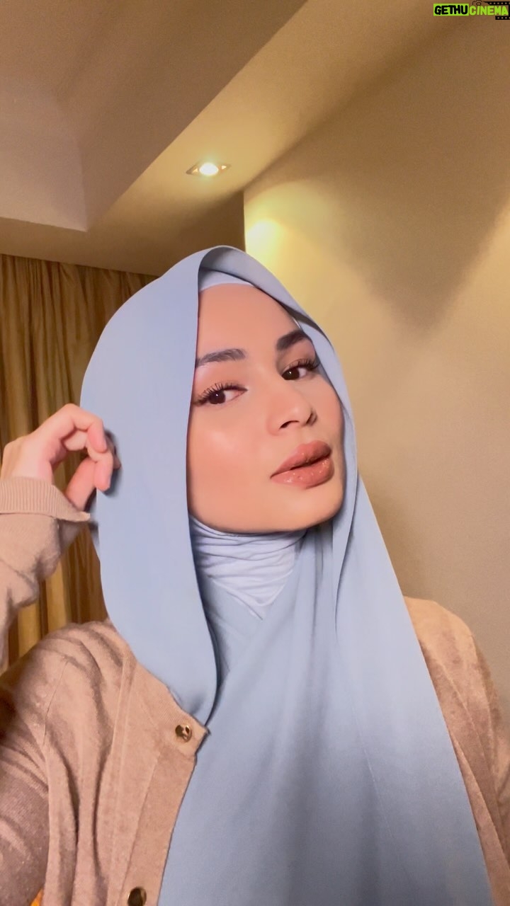 Izara Aishah Instagram - I also wanna tiru you guys do make up videos can or not? 🫠Hijab @izaraworld AMARA Design - plain chiffon instant hijab -attached with inner cap that covers the neck Shop- link in bio -click PayPal to find debit/credit card option -ships worldwide
