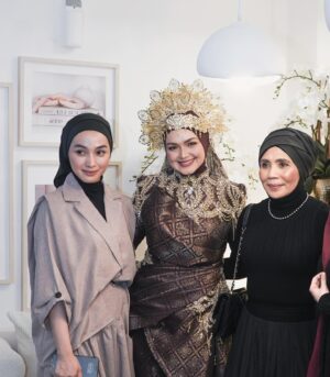 Izara Aishah Instagram - Some photos from tyas cam. Mak iti sang my all time fav song so pls ignore my annoying scream.