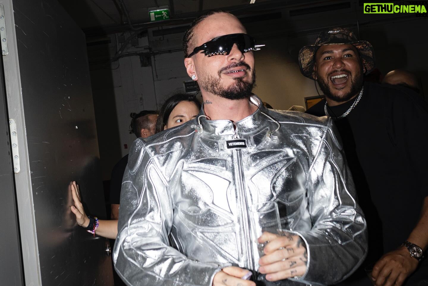J Balvin Instagram - Cada día un sueño más, cumplido. Poder salir de Medellín, Colombia y llenar en tantos lugares, donde no se hablas español es uno de mis logros más grandes. Qué cada quien sueñe lo que quiera porque los sueños, son únicos, personales y no tienen que ser igual a los de los demás. Hace 3 años no saco un álbum y el amor por la música sigue más fuerte que nunca, pero estamos trabajando en eso, que ya en cualquier momento vamos a disfrutar juntos esta temporada que empezó desde Coachella. Los amo y GRACIAS. Gira en Europa que BUENO VOLVER A VERTE … siguiente misión Australia , Nueva Zelanda Indonesia, Tailandia,Japón , Egipto 🌎🌍🌏🌍🌎 LATINO GANG.