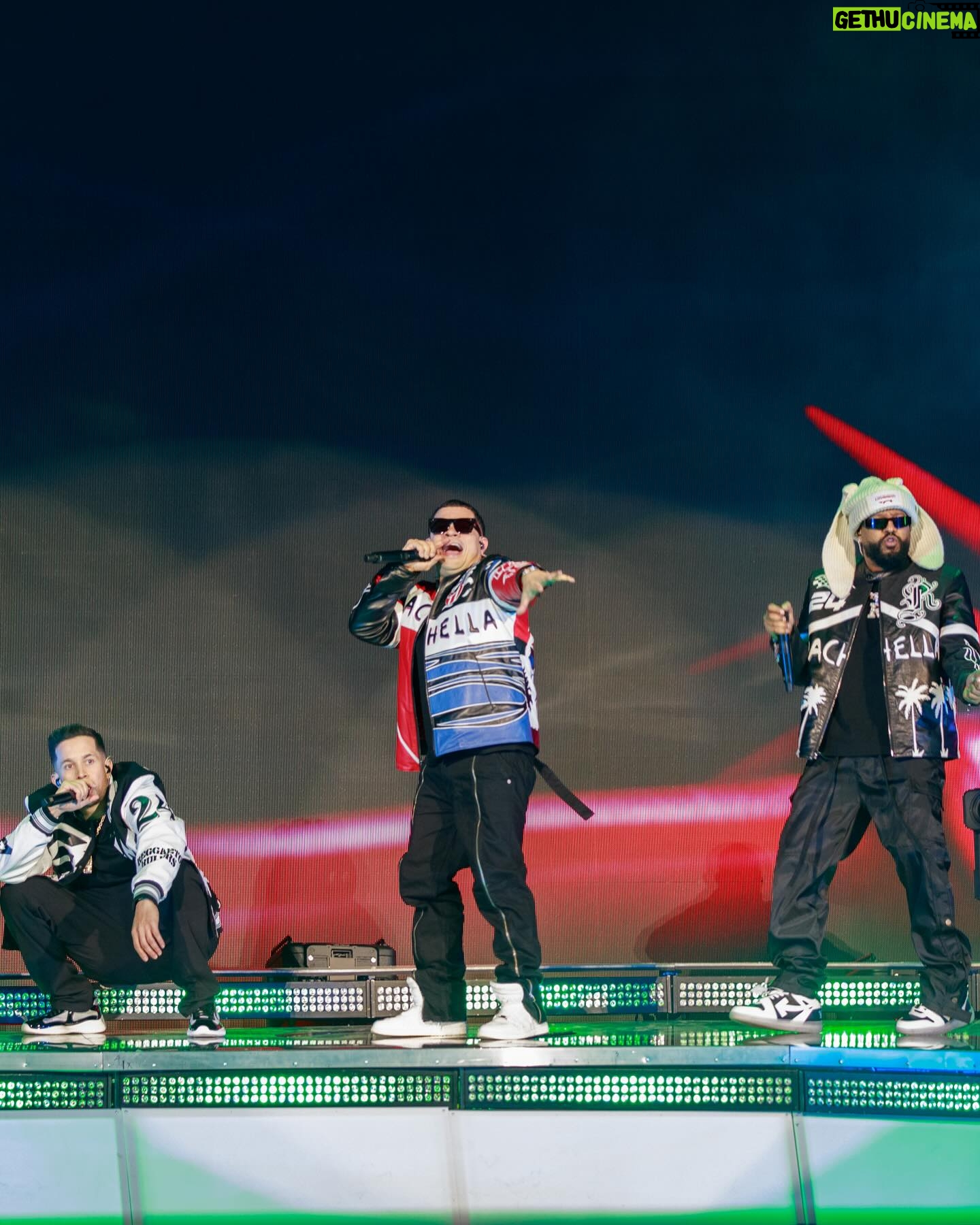 J Balvin Instagram - La invasión del LATINO GANG en @coachella weekend 1 fue pa la cultura 👽⚡️🔥 GRACIAS gracias a mi equipo, mis bailarines, mi crew, amigos, familia y sobre todo a ustedes mi gente. Orgulloso de representar a mi país y agradecido por una noche inolvidable!!! 🇨🇴 ready para la nueva temporada? 👽