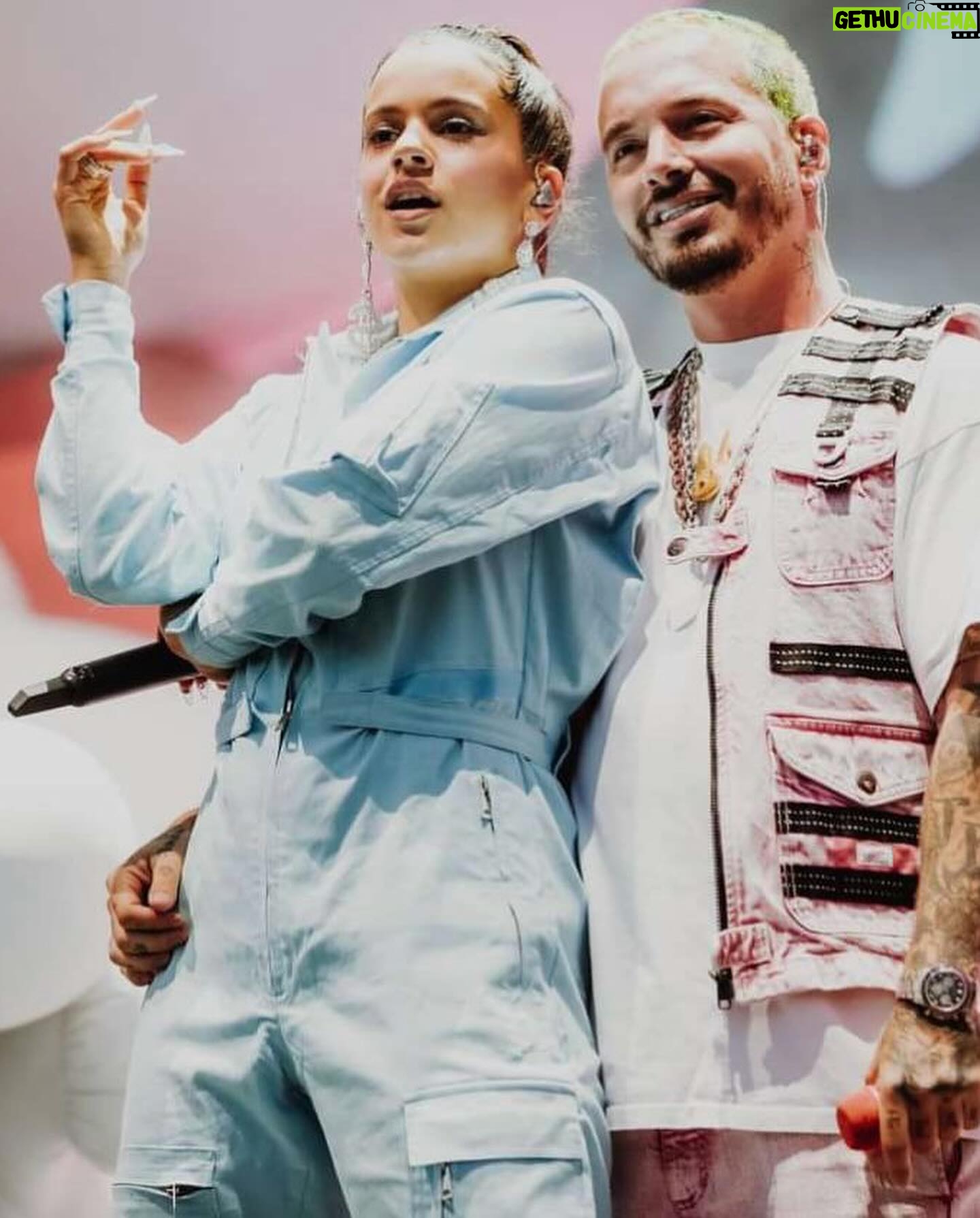 J Balvin Instagram - Siempre con visión pa la cultura !!! En cada foto momentos históricos que elevaron nuestro movimiento y que hoy lo volveremos a hacer, están listos @coachella ??